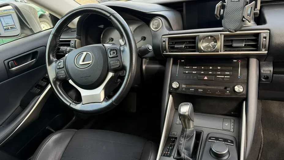 LEXUS IS -