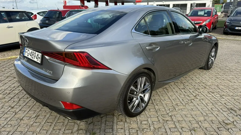LEXUS IS -