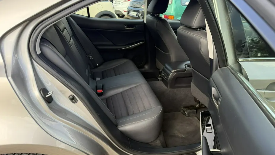 LEXUS IS -