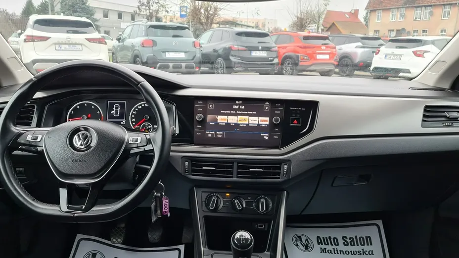 VOLKSWAGEN Polo -