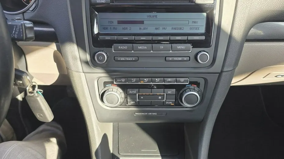 VOLKSWAGEN Golf -