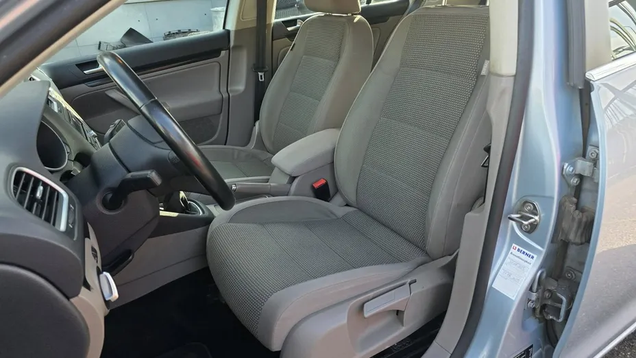 VOLKSWAGEN Golf -