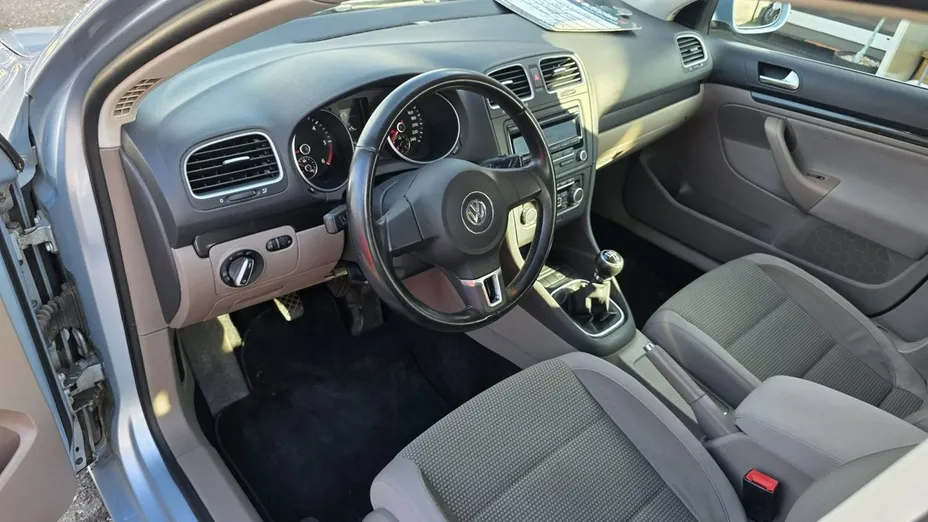 VOLKSWAGEN Golf -