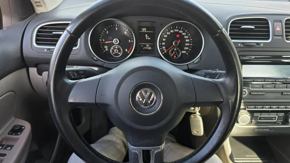 VOLKSWAGEN Golf -