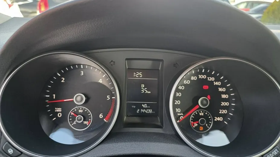 VOLKSWAGEN Golf -