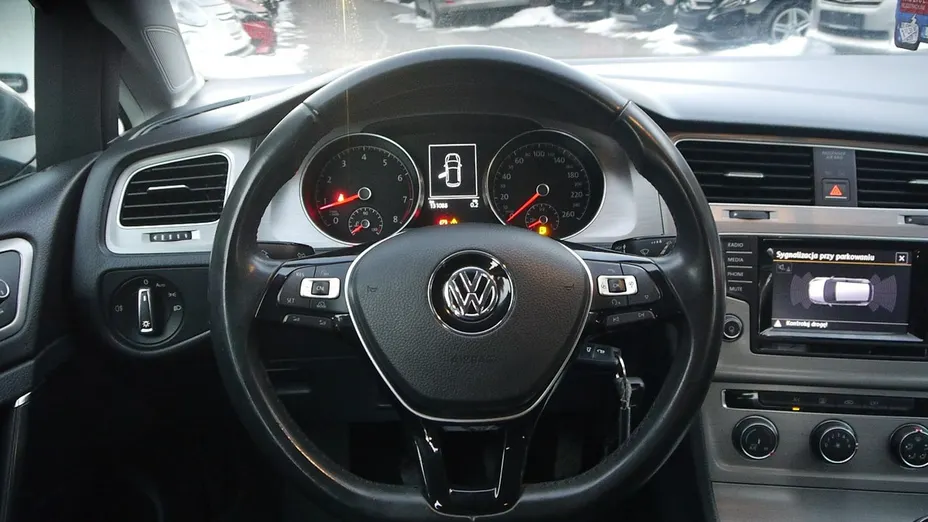 VOLKSWAGEN Golf -