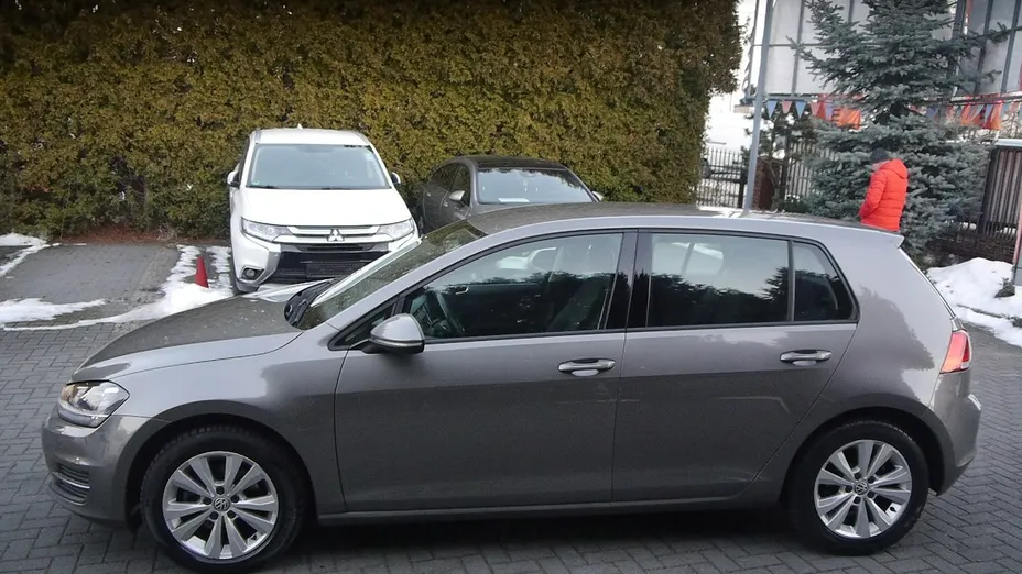 VOLKSWAGEN Golf -