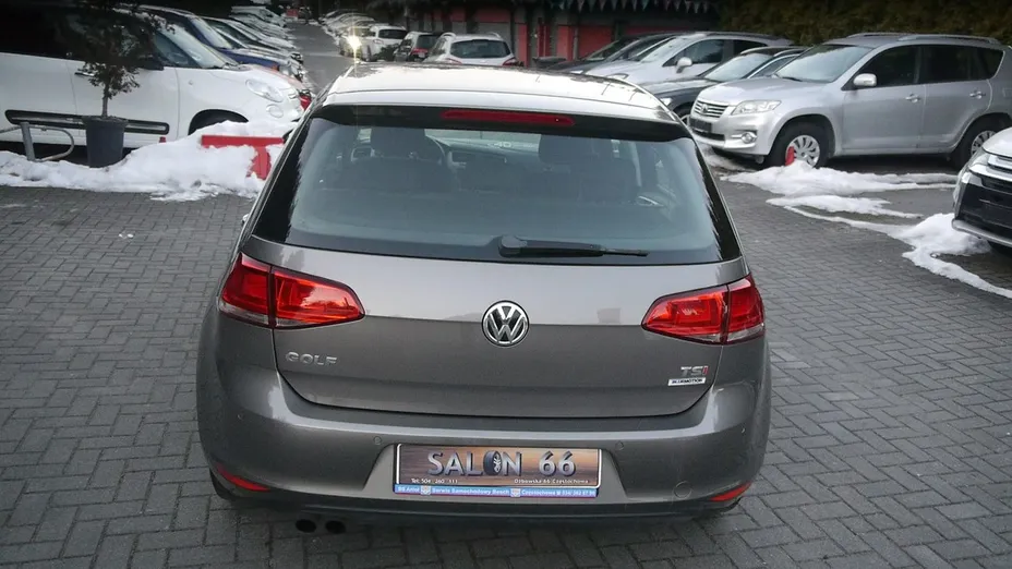 VOLKSWAGEN Golf -
