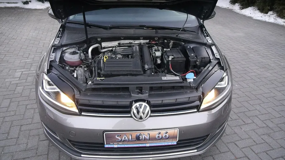 VOLKSWAGEN Golf -