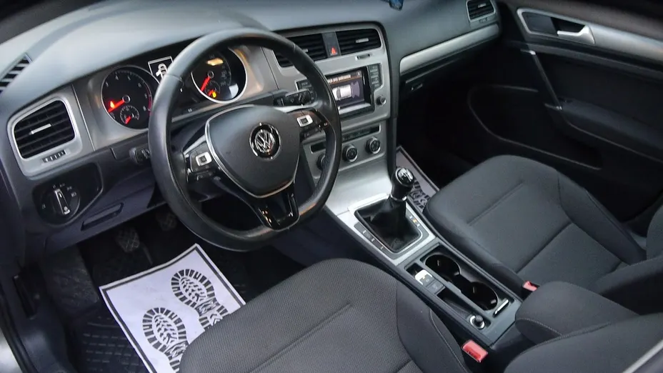 VOLKSWAGEN Golf -