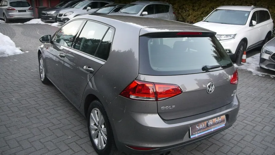 VOLKSWAGEN Golf -