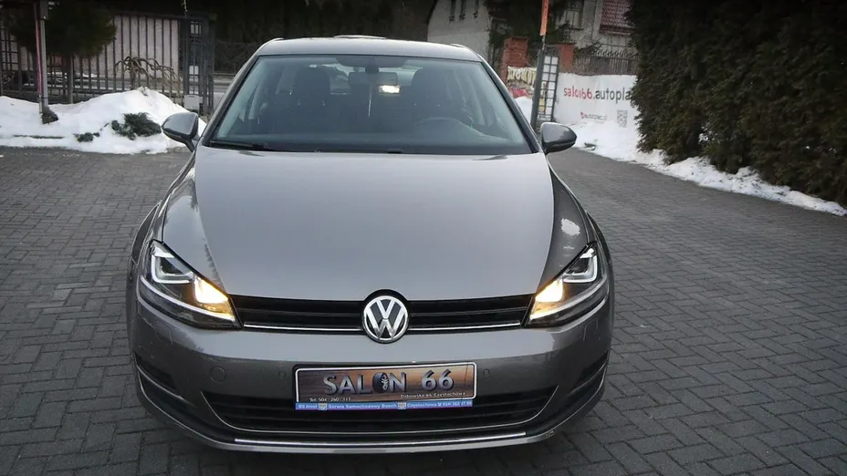 VOLKSWAGEN Golf -