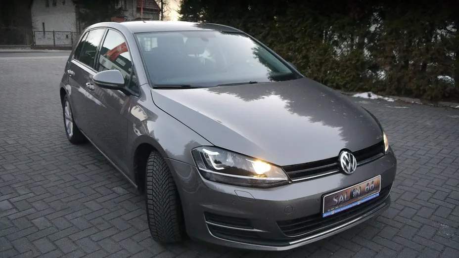 VOLKSWAGEN Golf -