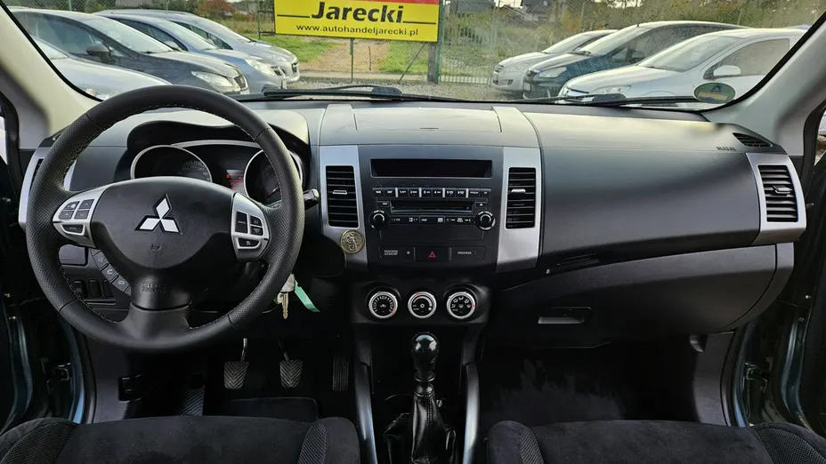 MITSUBISHI Outlander -