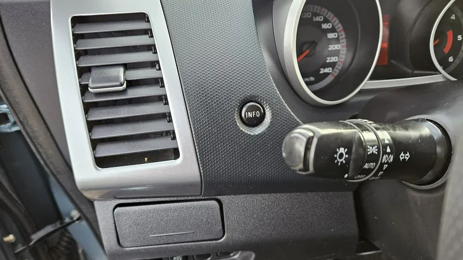 MITSUBISHI Outlander -