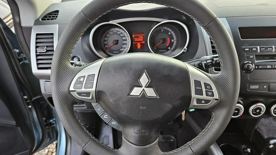 MITSUBISHI Outlander -