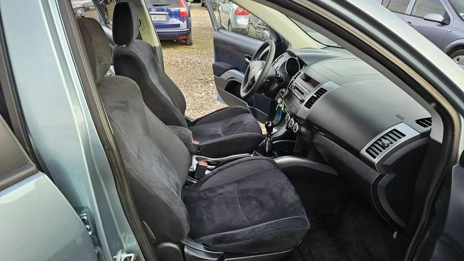 MITSUBISHI Outlander -