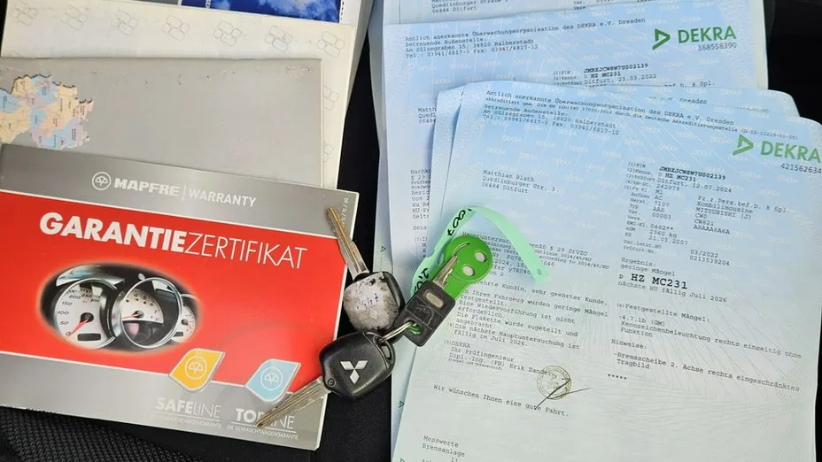 MITSUBISHI Outlander -