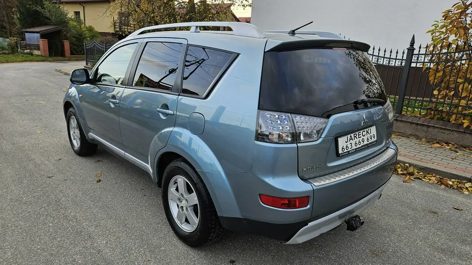 MITSUBISHI Outlander -