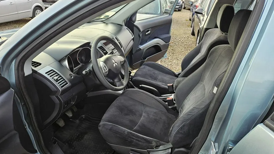 MITSUBISHI Outlander -