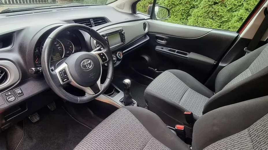 TOYOTA Yaris -