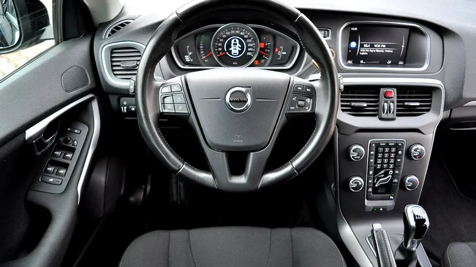 VOLVO V40 -