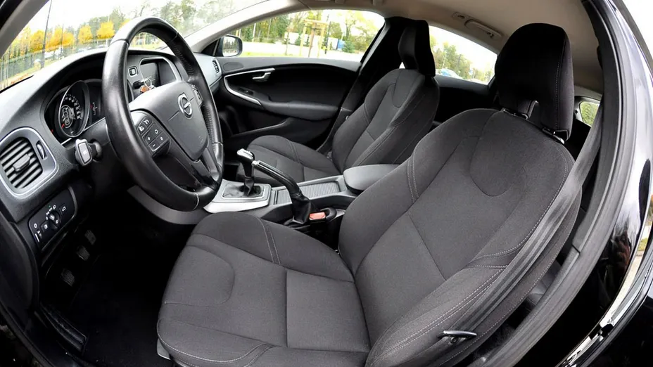 VOLVO V40 -