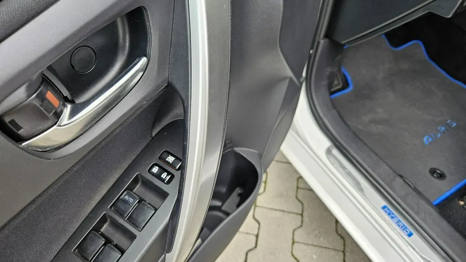 TOYOTA Auris -