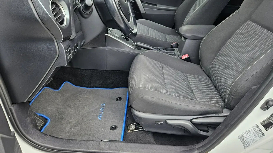 TOYOTA Auris -