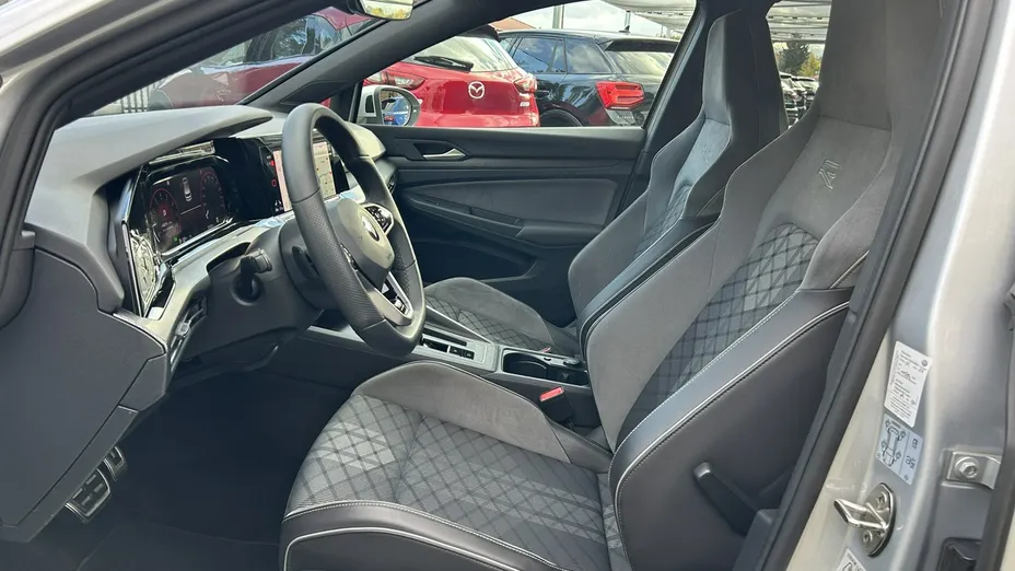 VOLKSWAGEN Golf -