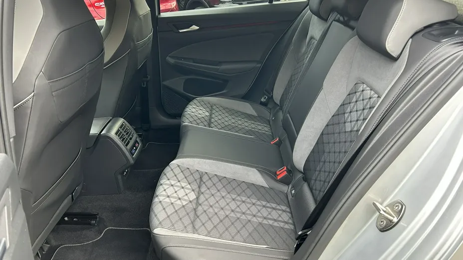 VOLKSWAGEN Golf -