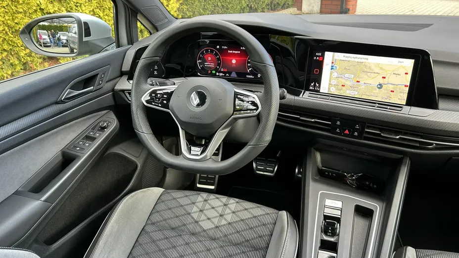 VOLKSWAGEN Golf -