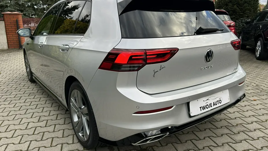 VOLKSWAGEN Golf -