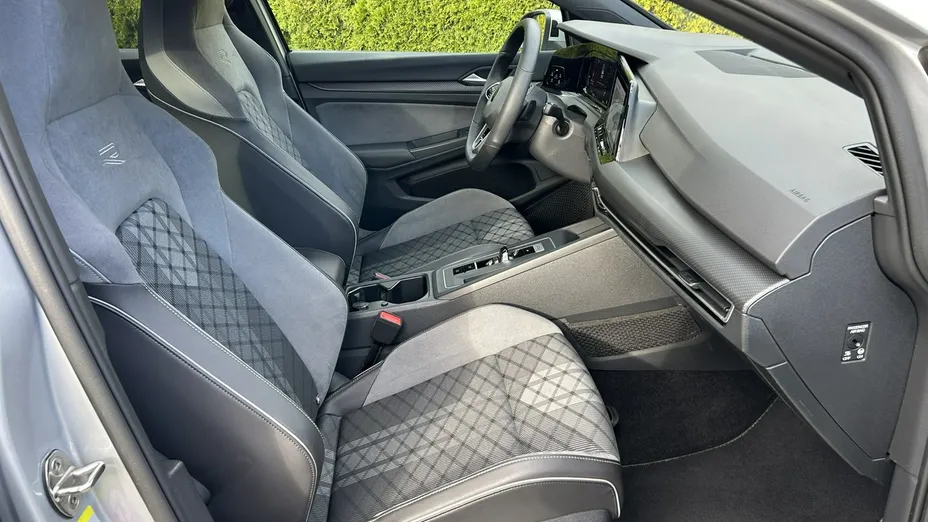 VOLKSWAGEN Golf -