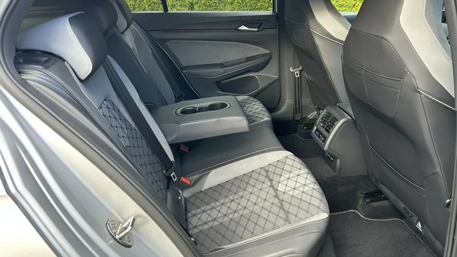 VOLKSWAGEN Golf -