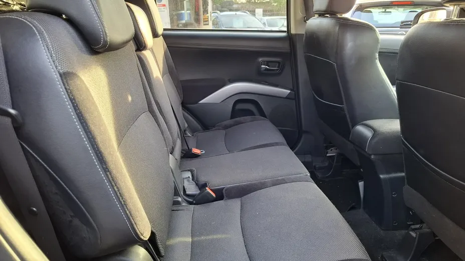 MITSUBISHI Outlander -