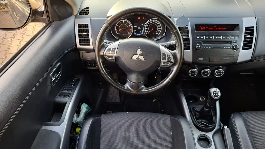 MITSUBISHI Outlander -