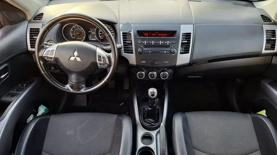 MITSUBISHI Outlander -
