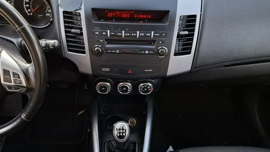 MITSUBISHI Outlander -