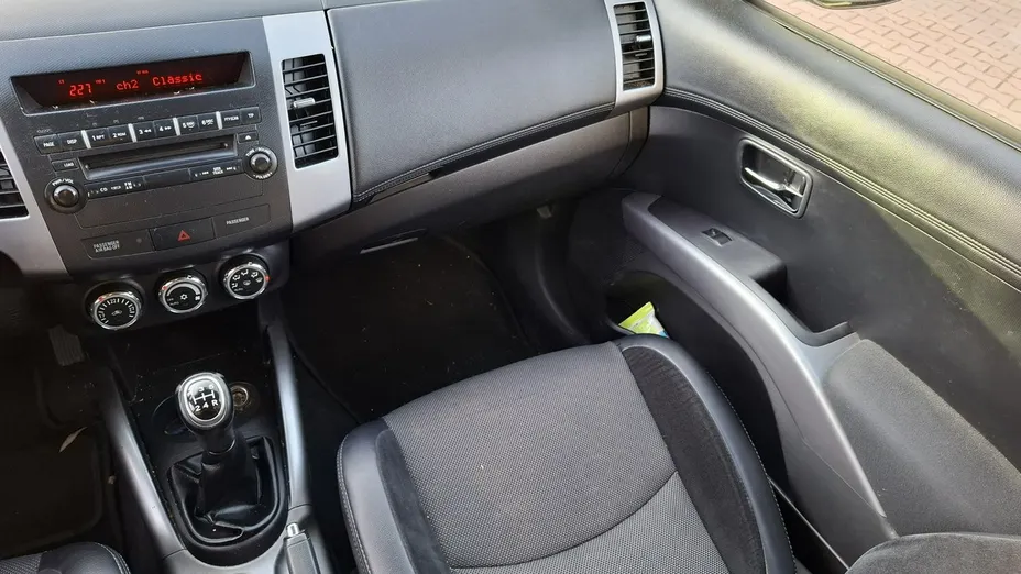 MITSUBISHI Outlander -