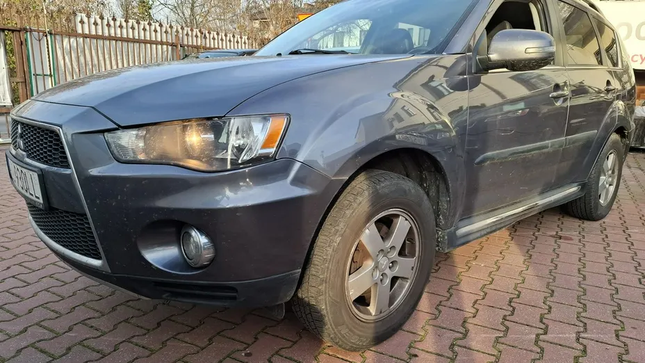 MITSUBISHI Outlander -