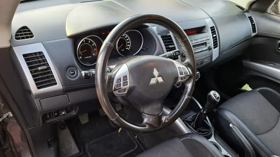 MITSUBISHI Outlander -