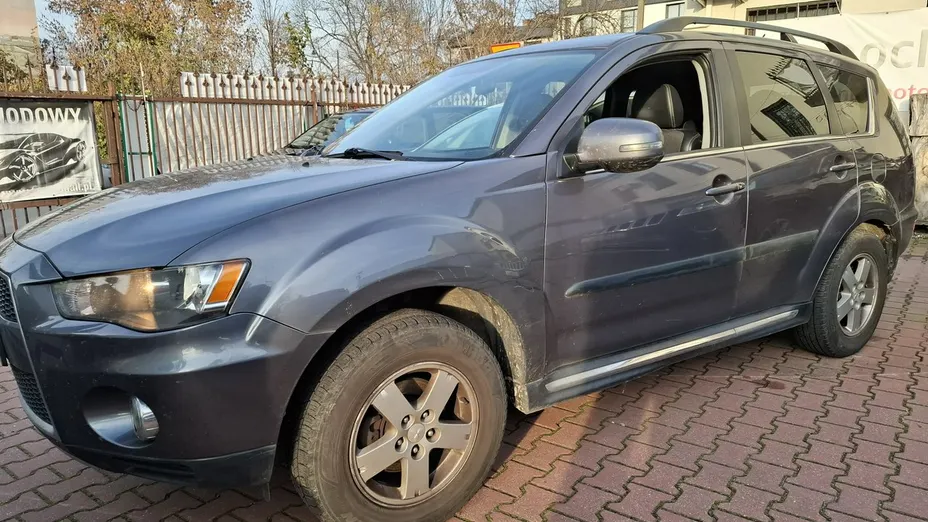MITSUBISHI Outlander -