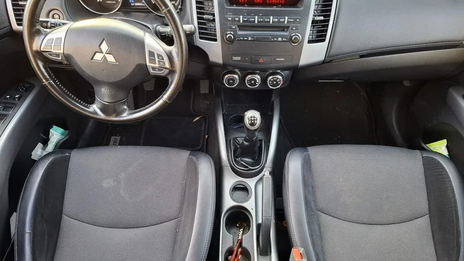 MITSUBISHI Outlander -