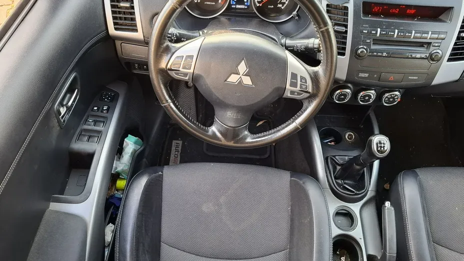 MITSUBISHI Outlander -