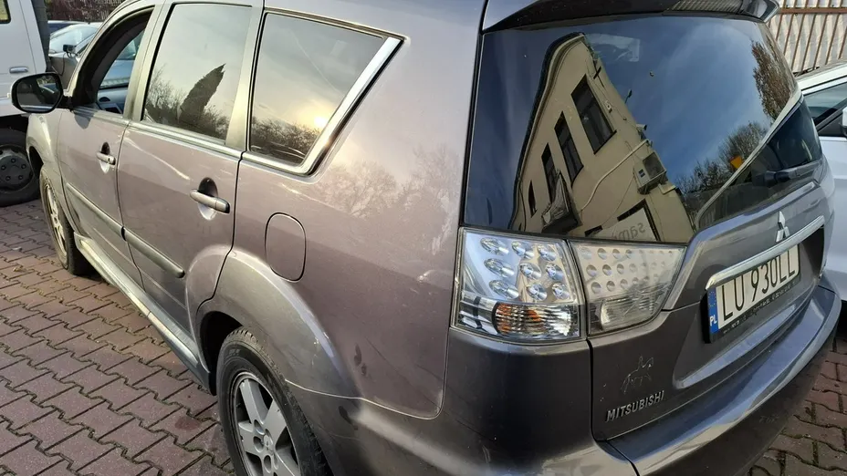 MITSUBISHI Outlander -