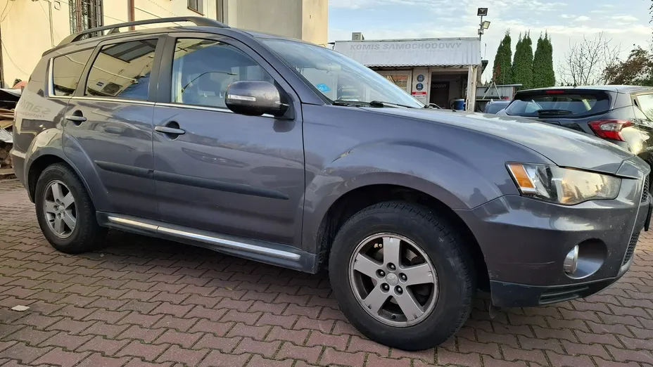MITSUBISHI Outlander -