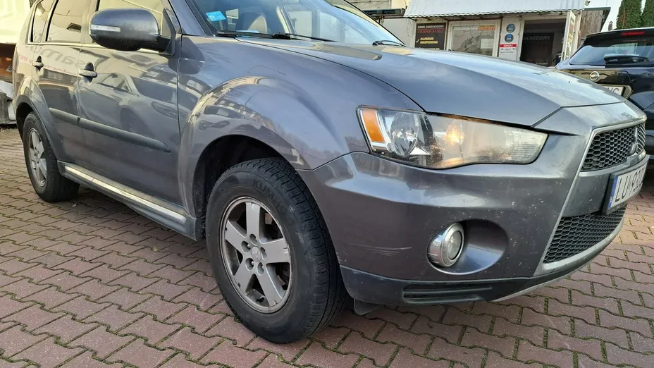 MITSUBISHI Outlander -
