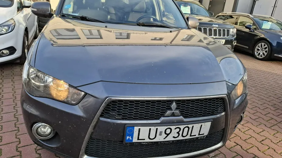 MITSUBISHI Outlander -