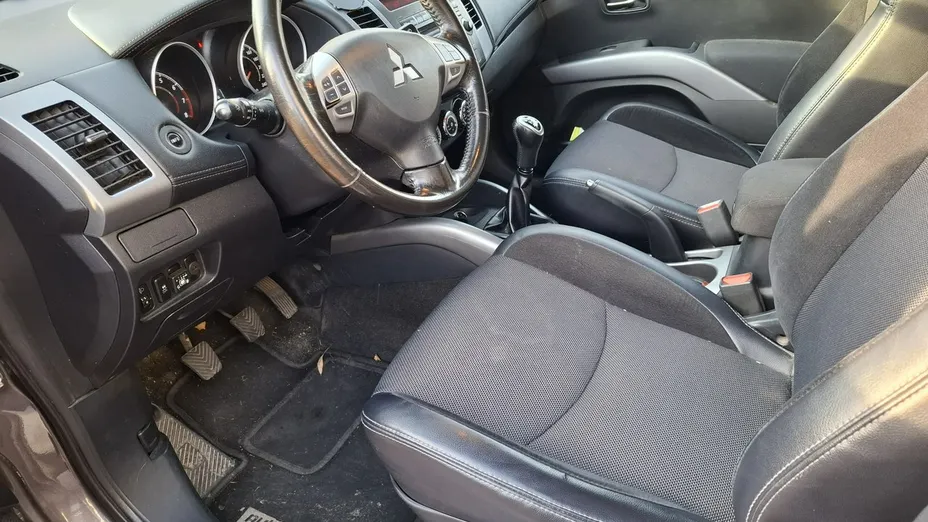 MITSUBISHI Outlander -